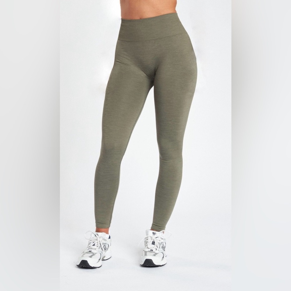 Lazuli Label Scrunch Seamless Essential Leggings